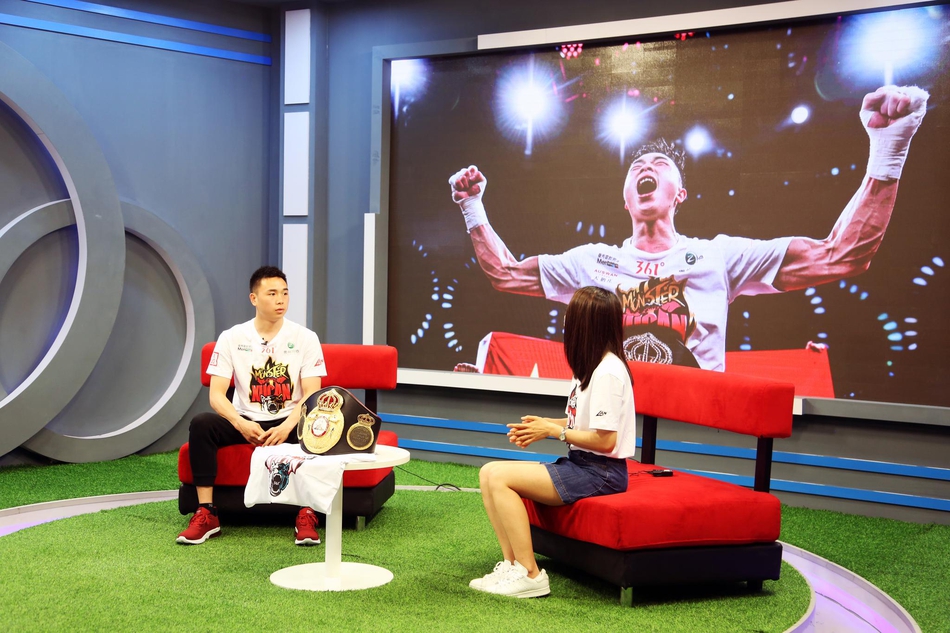 徐灿做客新浪体育展示金腰带