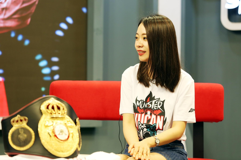 徐灿做客新浪体育展示金腰带