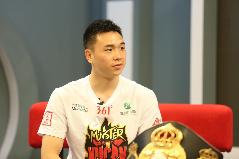 徐灿做客新浪体育展示金腰带