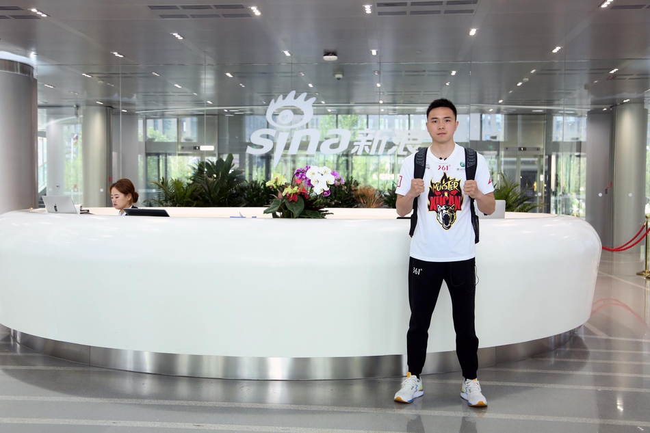 徐灿做客新浪体育展示金腰带