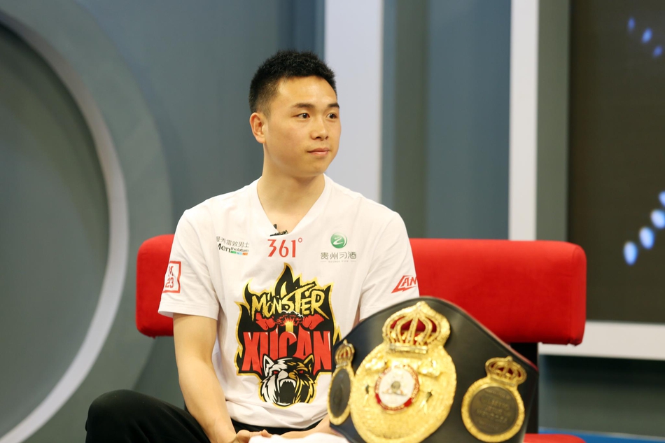 徐灿做客新浪体育展示金腰带