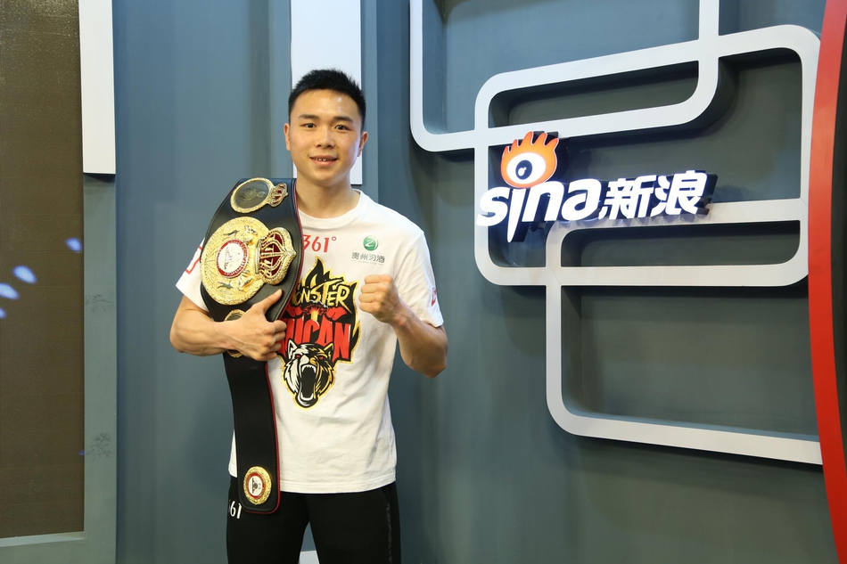 徐灿做客新浪体育展示金腰带