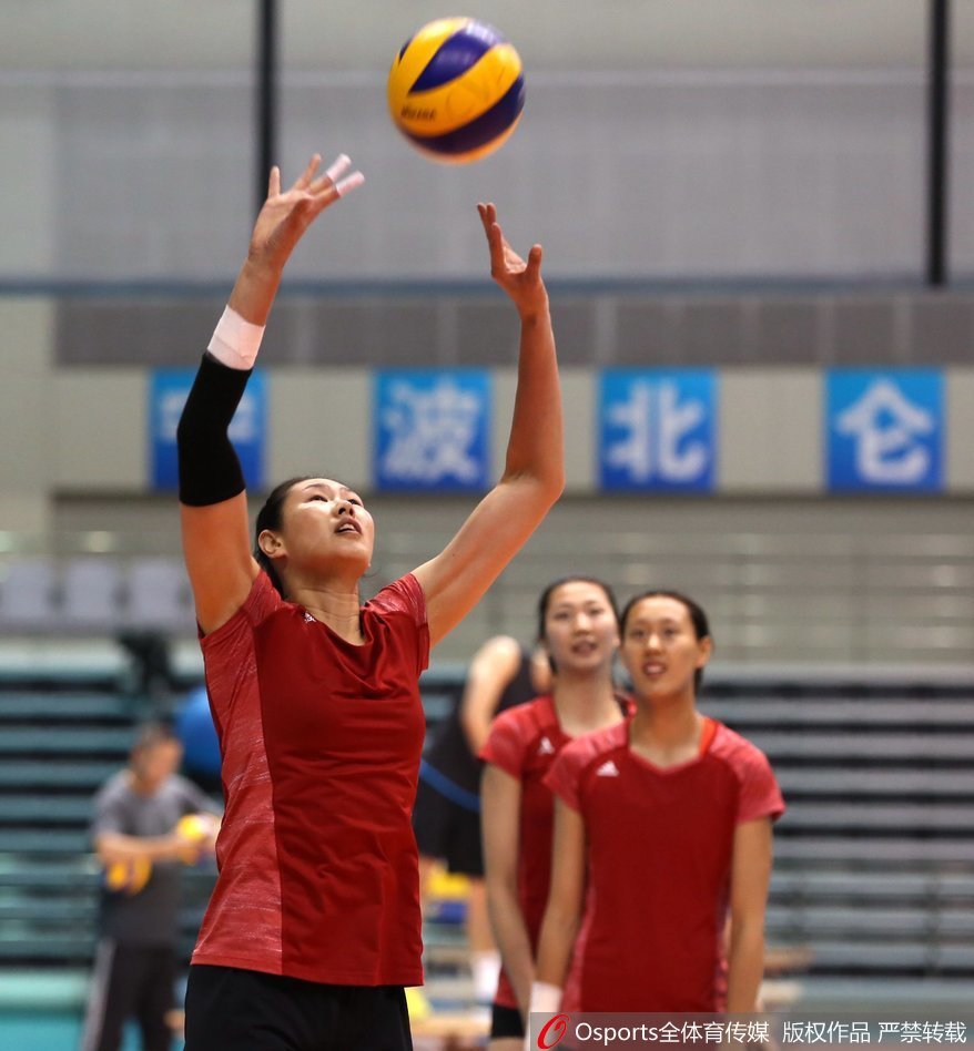 中国女排备战亚运玩踢毽子