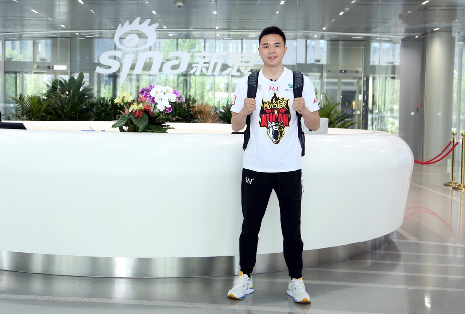 徐灿做客新浪体育展示金腰带