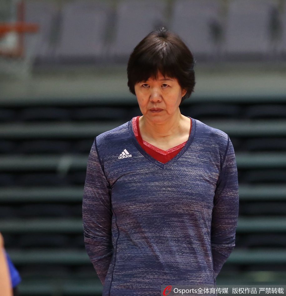 中国女排备战亚运玩踢毽子