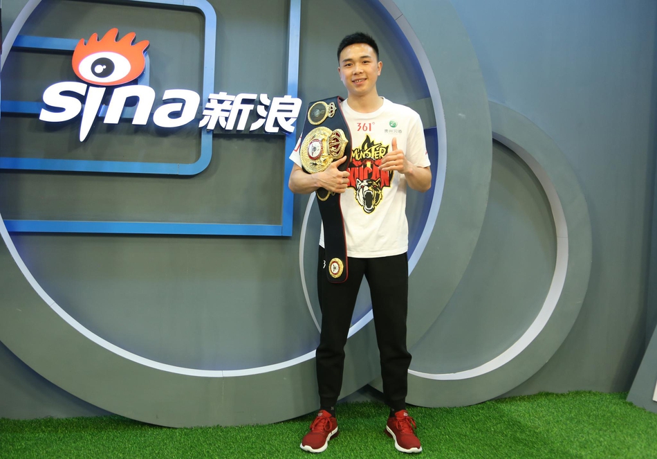 徐灿做客新浪体育展示金腰带