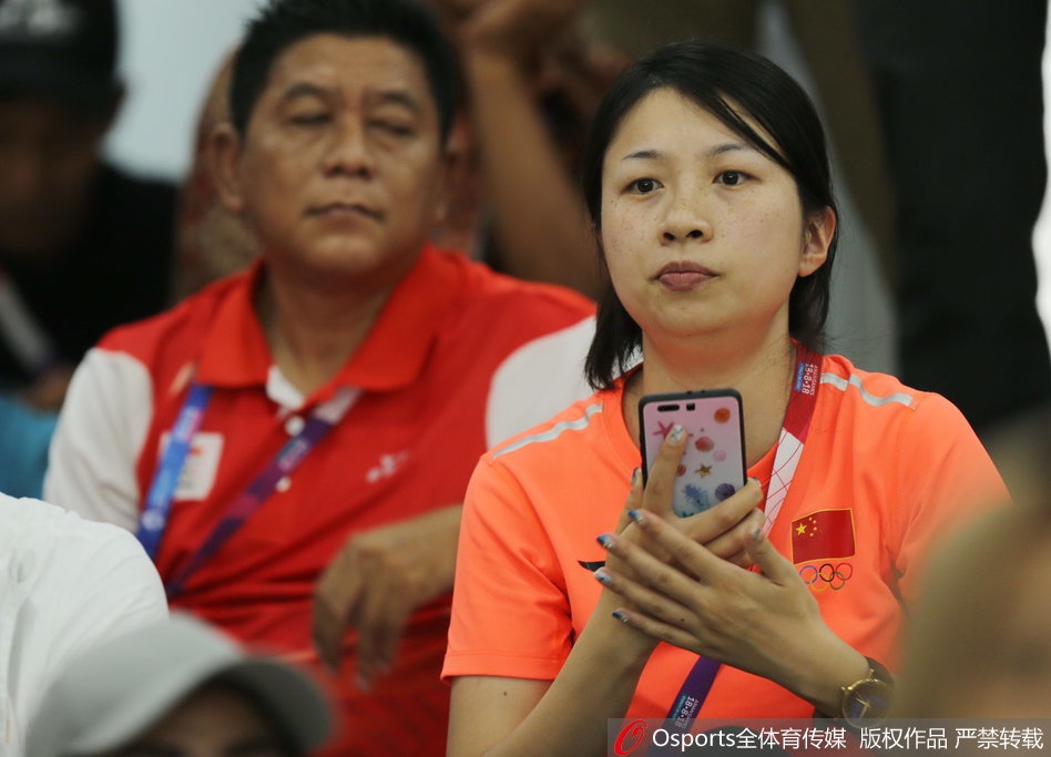 杜丽现身亚运为中国副团长讲解比赛