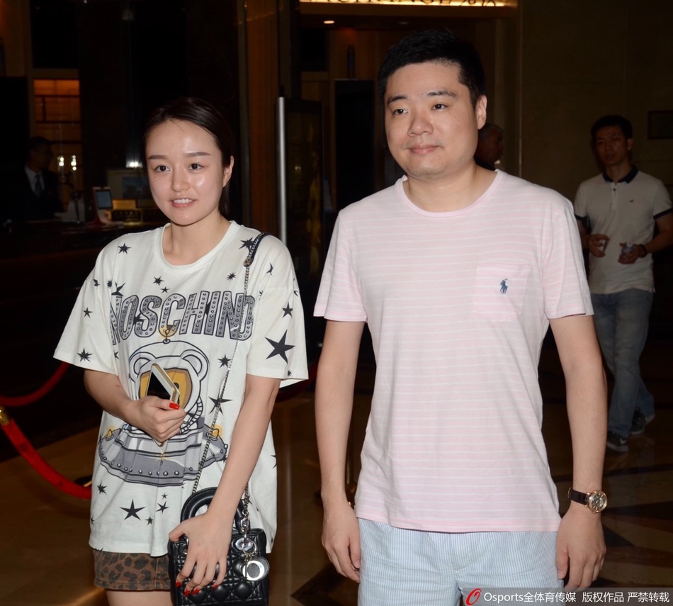 丁俊晖便装现身酒店