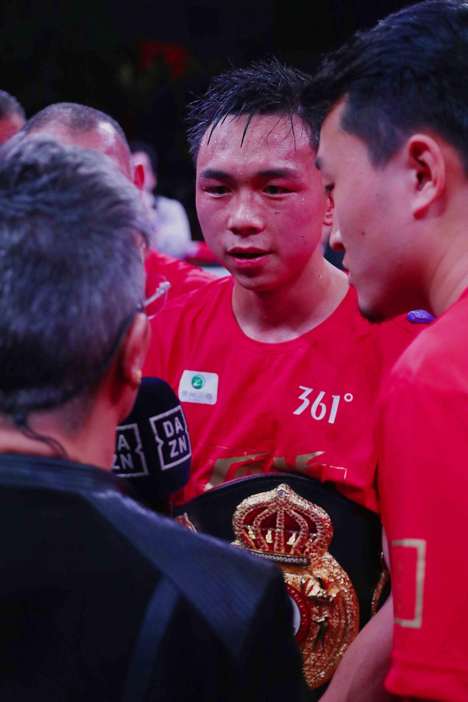 徐灿客场卫冕拳王金腰带