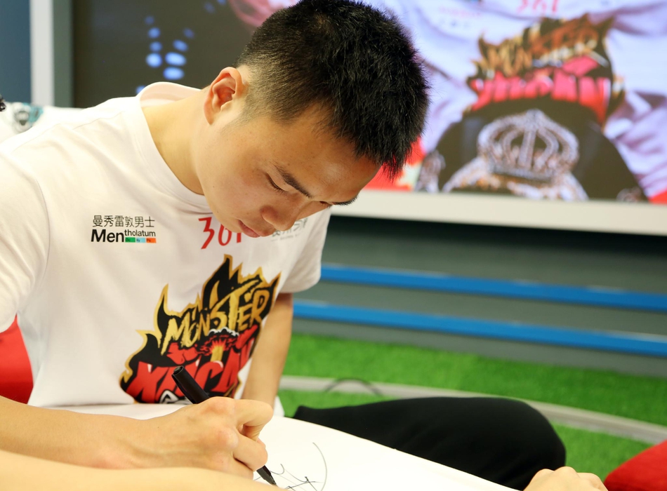 徐灿做客新浪体育展示金腰带