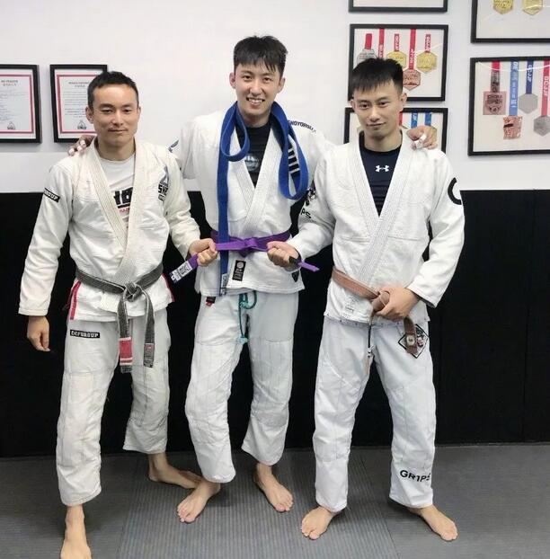 黄景瑜荣升巴西柔术紫带