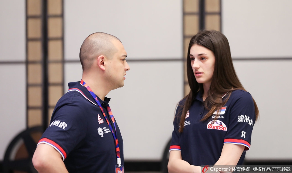 郎平携朱婷出席宁波站前发布会