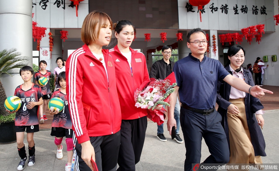 曾春蕾与杜清清参加活动