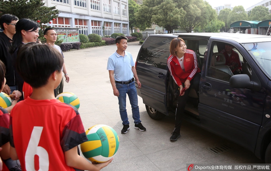 曾春蕾与杜清清参加活动