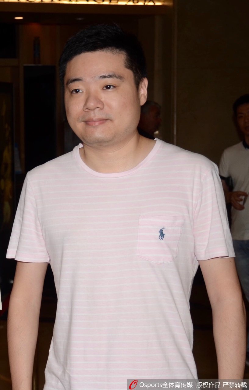 丁俊晖便装现身酒店