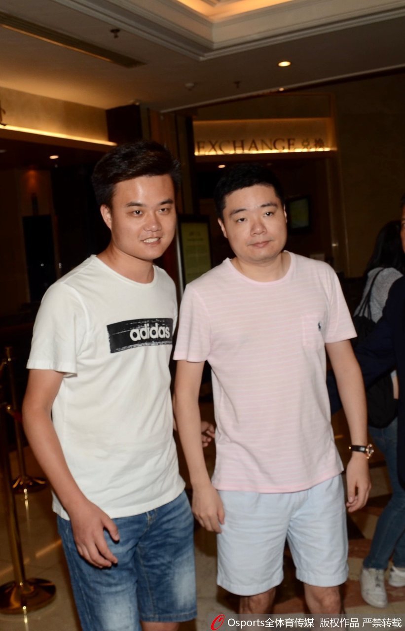 丁俊晖便装现身酒店