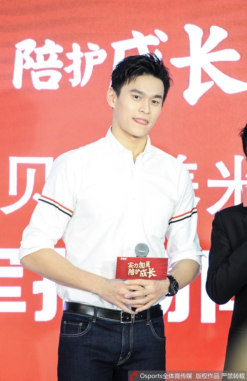 孙杨帅气出席商务活动