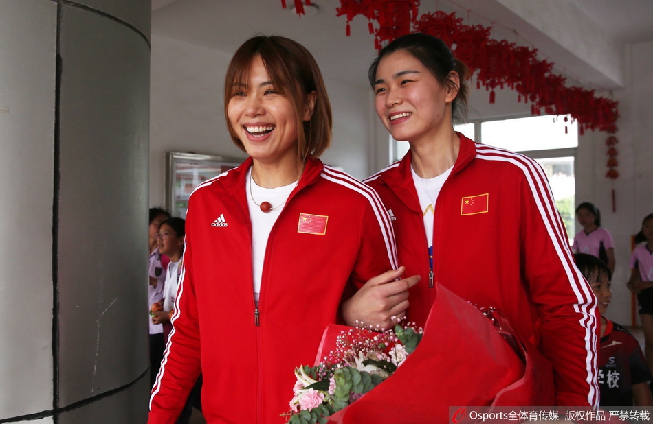 曾春蕾与杜清清参加活动