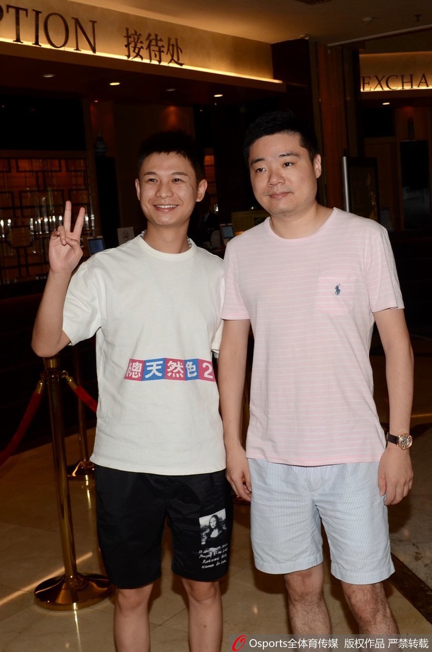 丁俊晖便装现身酒店