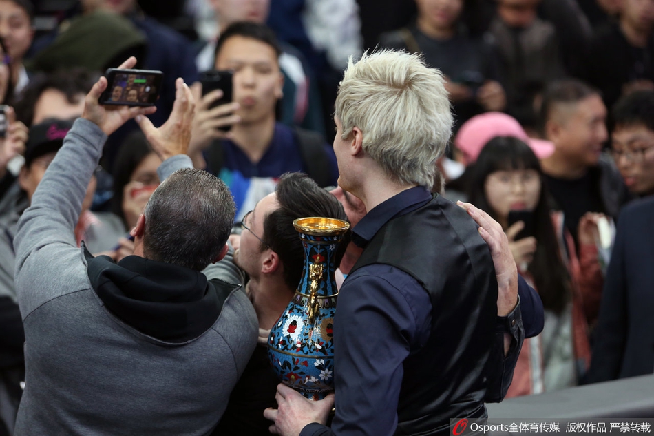 斯诺克中国赛罗伯逊捧杯