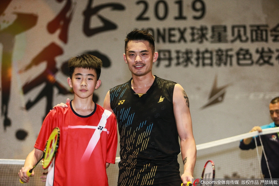 林丹亮相球迷见面会发布新球拍