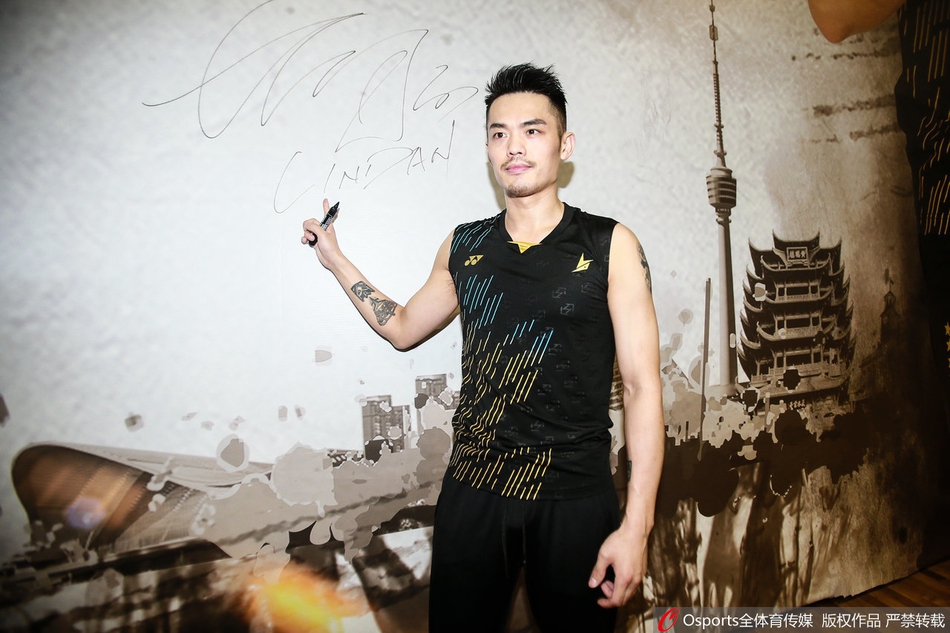 林丹亮相球迷见面会发布新球拍