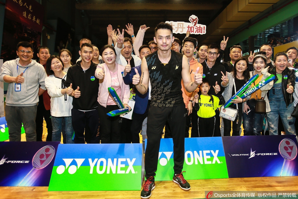 林丹亮相球迷见面会发布新球拍