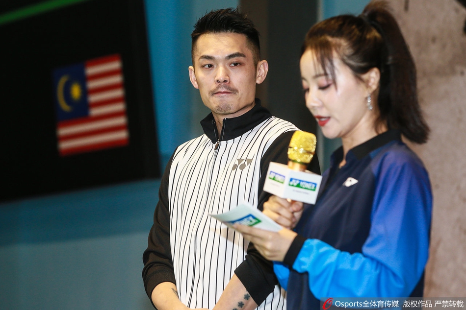 林丹亮相球迷见面会发布新球拍