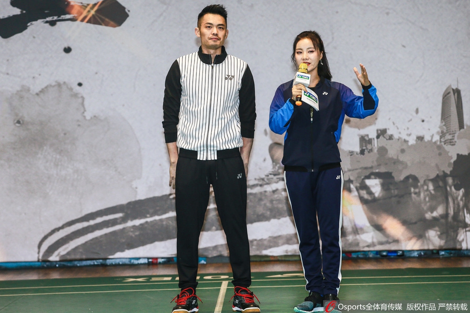 林丹亮相球迷见面会发布新球拍