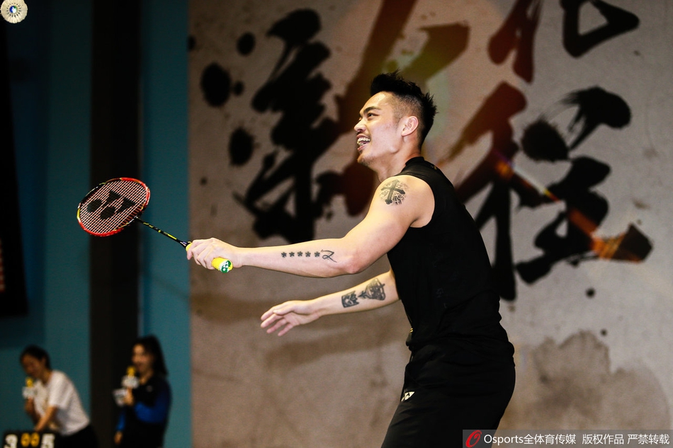 林丹亮相球迷见面会发布新球拍