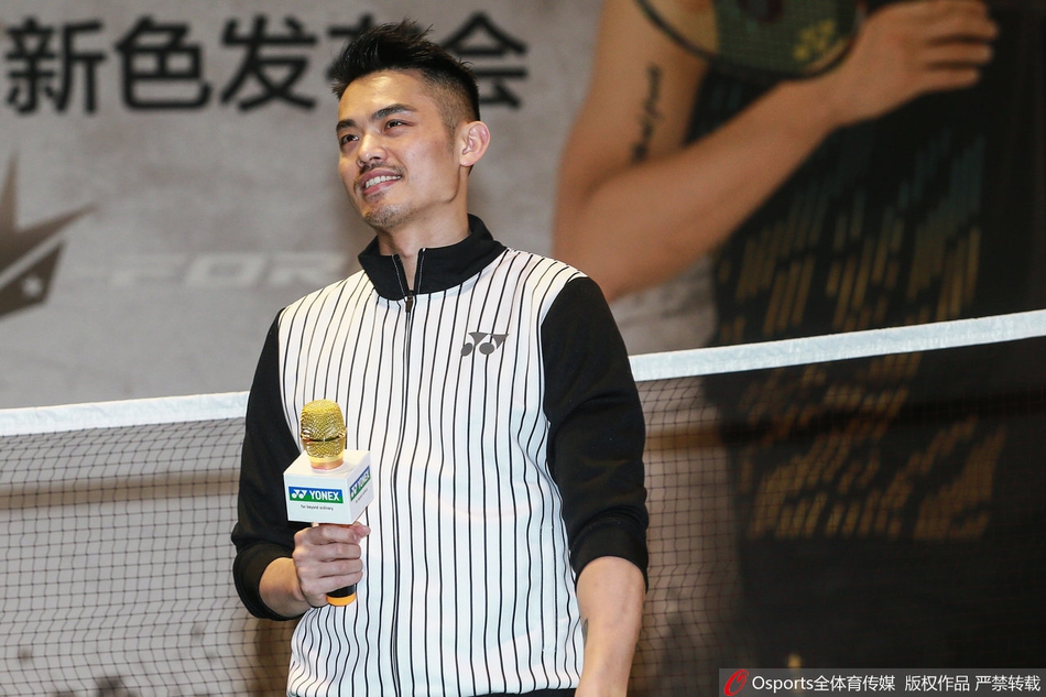 林丹亮相球迷见面会发布新球拍