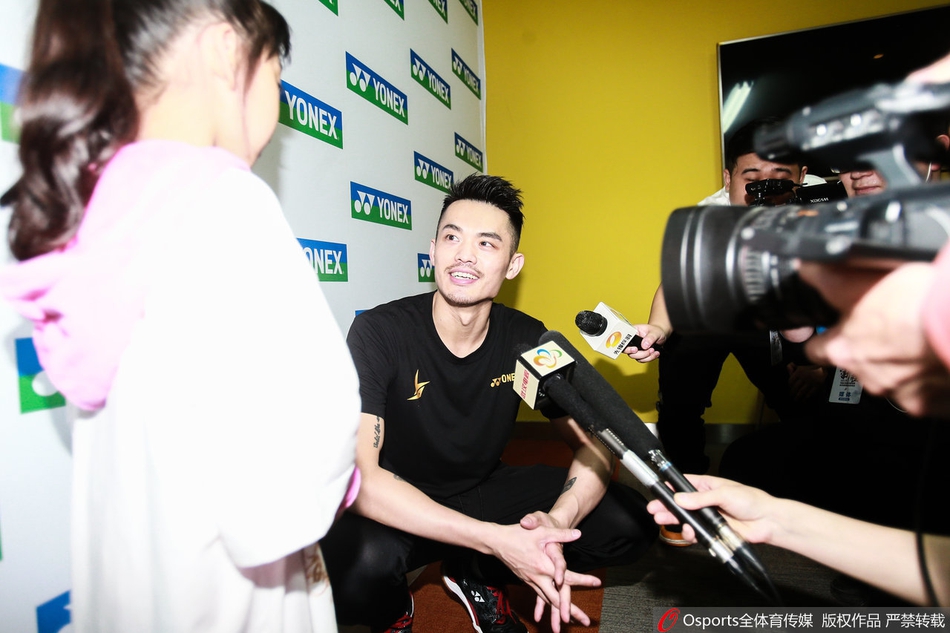 林丹亮相球迷见面会发布新球拍