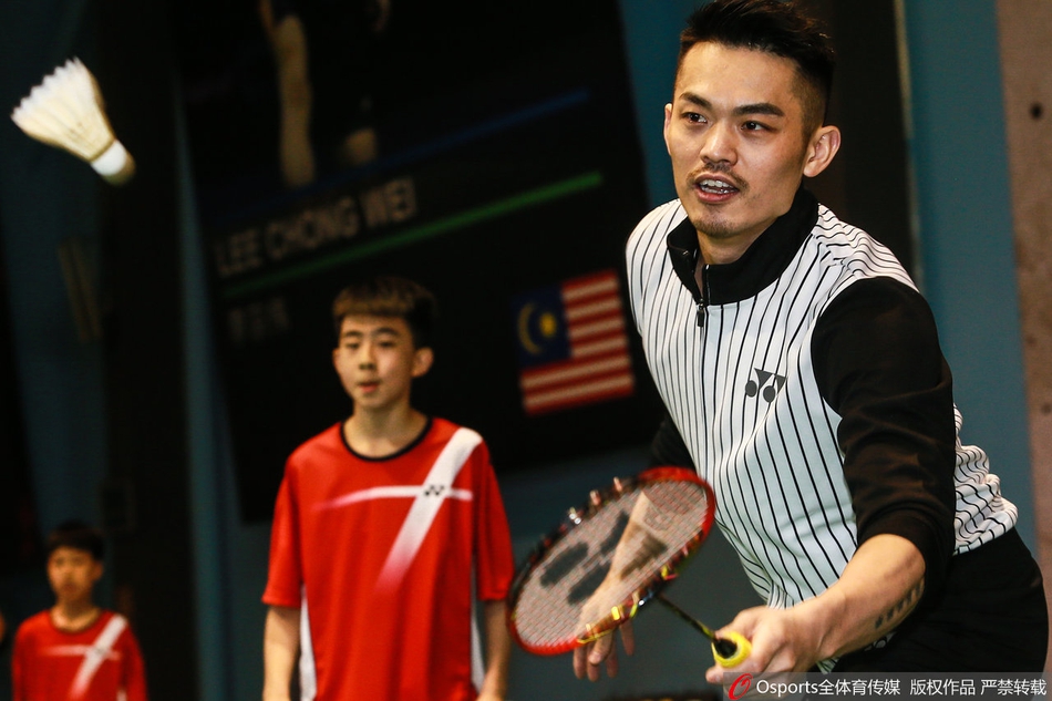 林丹亮相球迷见面会发布新球拍