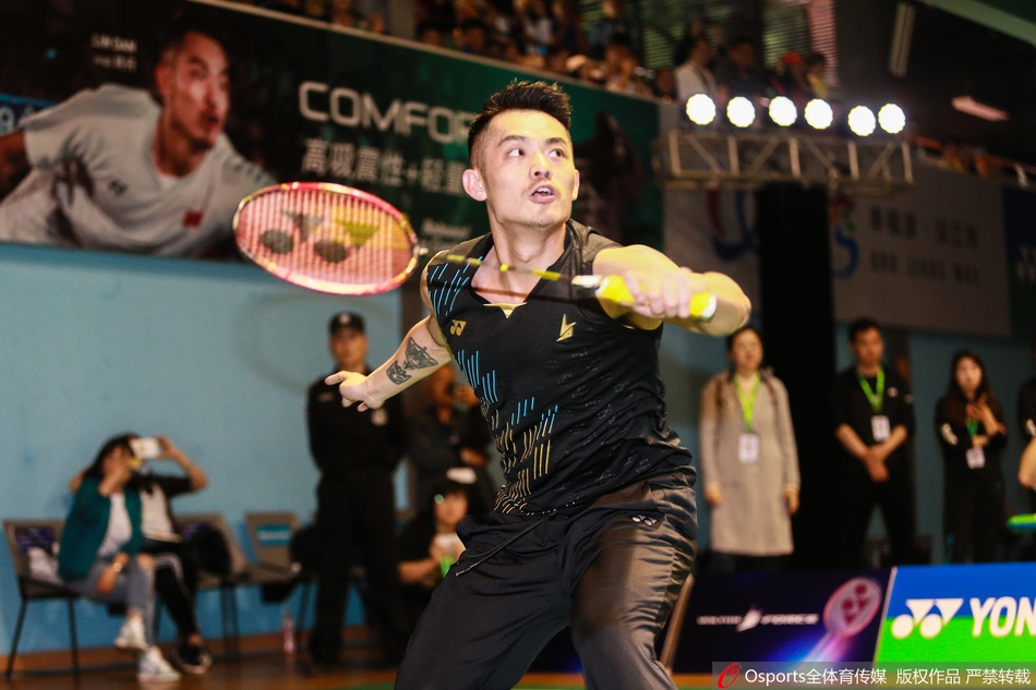 林丹亮相球迷见面会发布新球拍