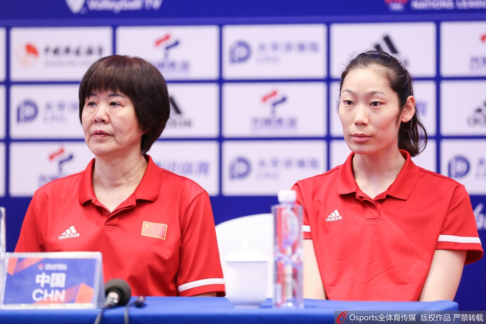 郎平携朱婷出席宁波站前发布会