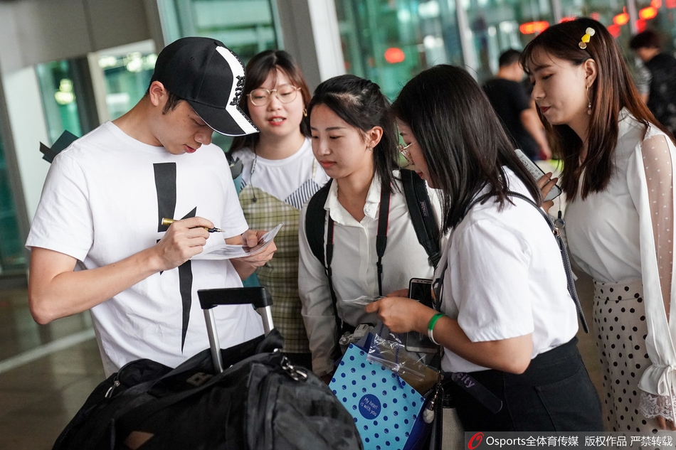 国乒结束日本赛返回北京