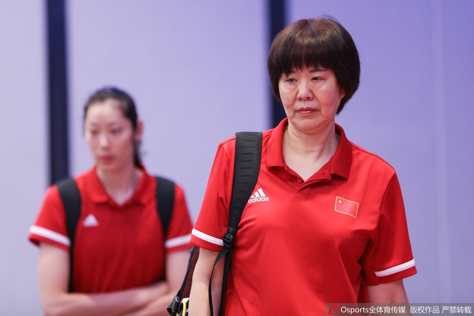 郎平携朱婷出席宁波站前发布会
