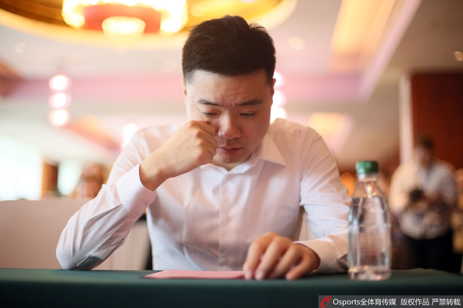 丁俊晖等斯诺克明星出席活动