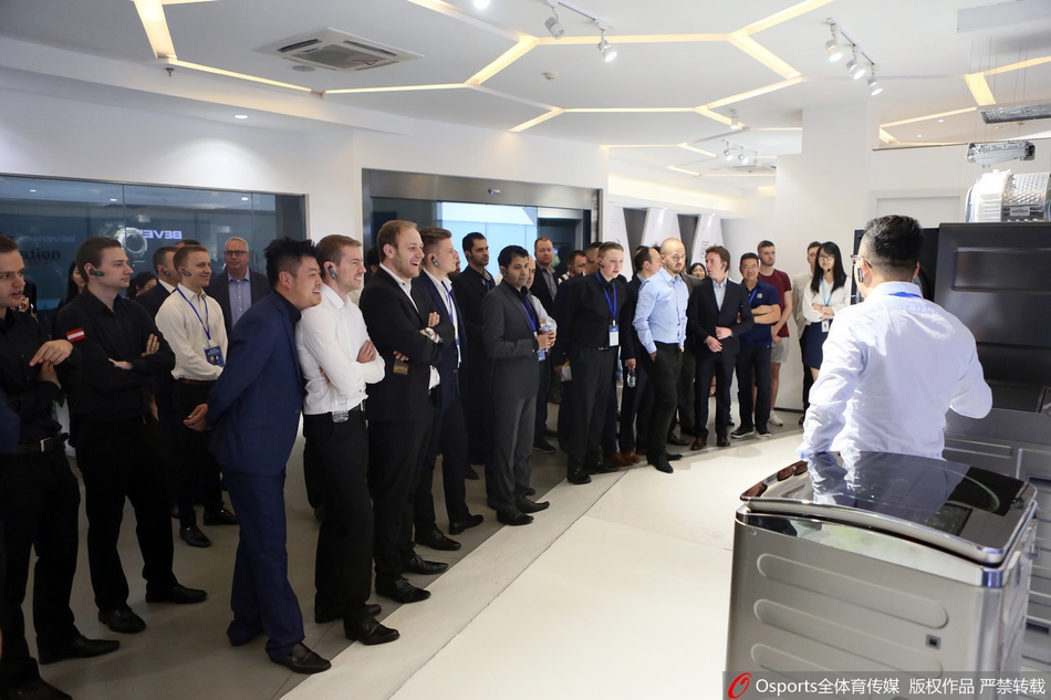 丁俊晖等斯诺克明星出席活动