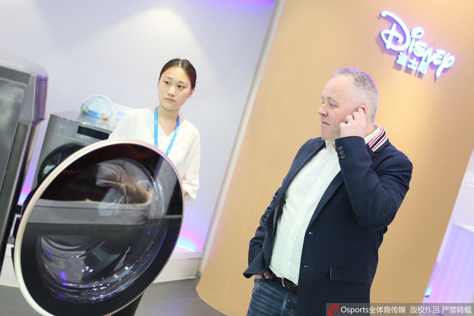 丁俊晖等斯诺克明星出席活动