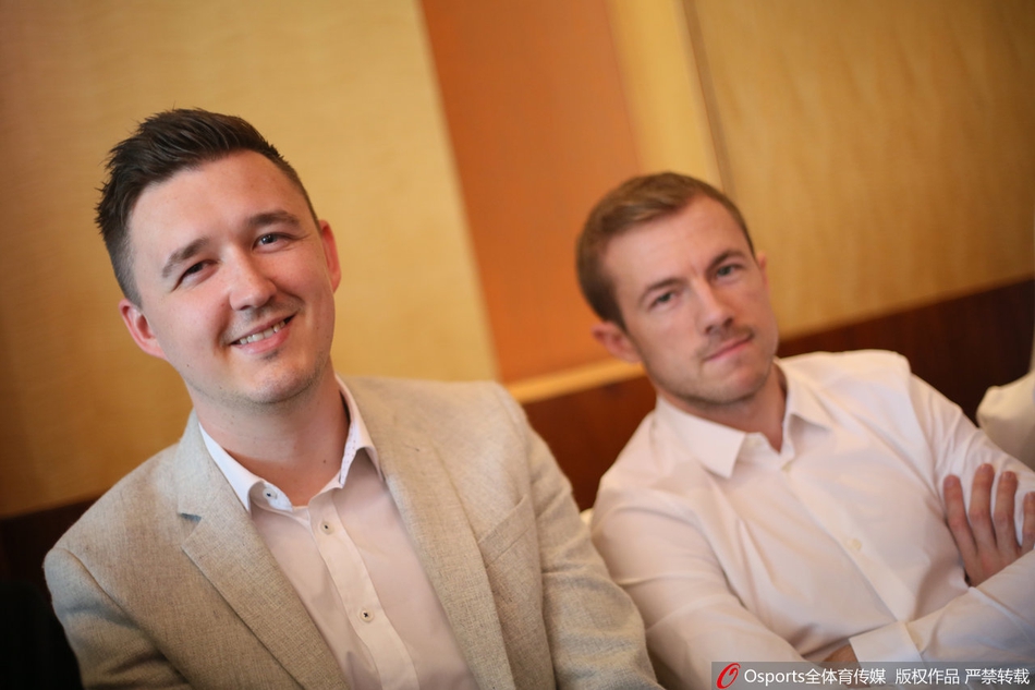 丁俊晖等斯诺克明星出席活动