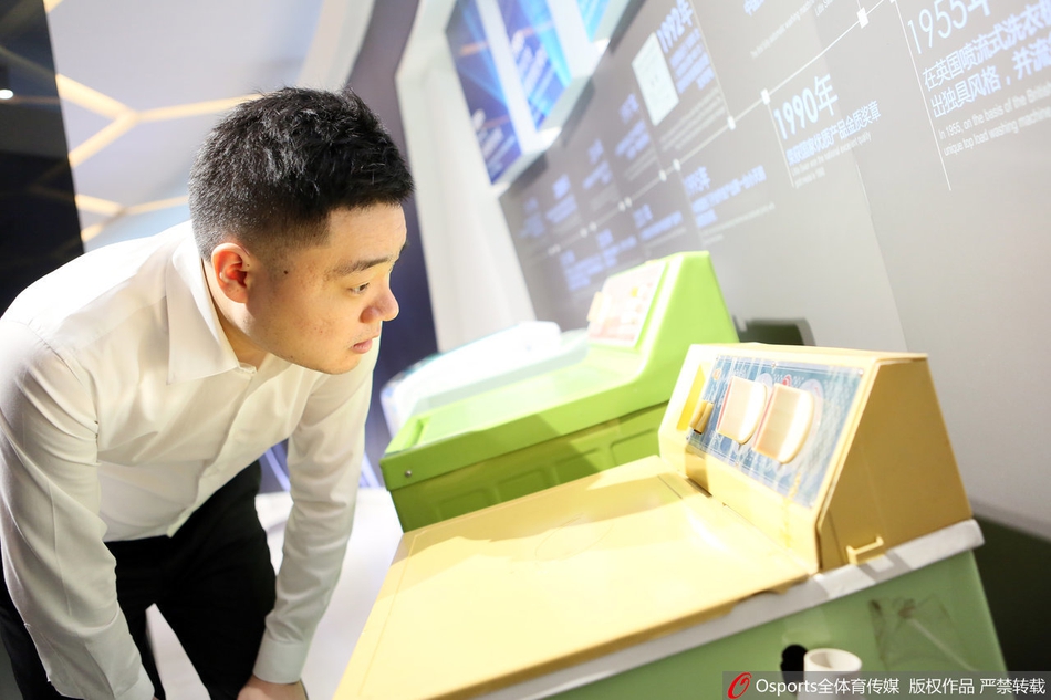 丁俊晖等斯诺克明星出席活动