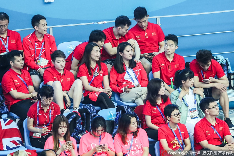 陈若琳观战游泳世锦赛