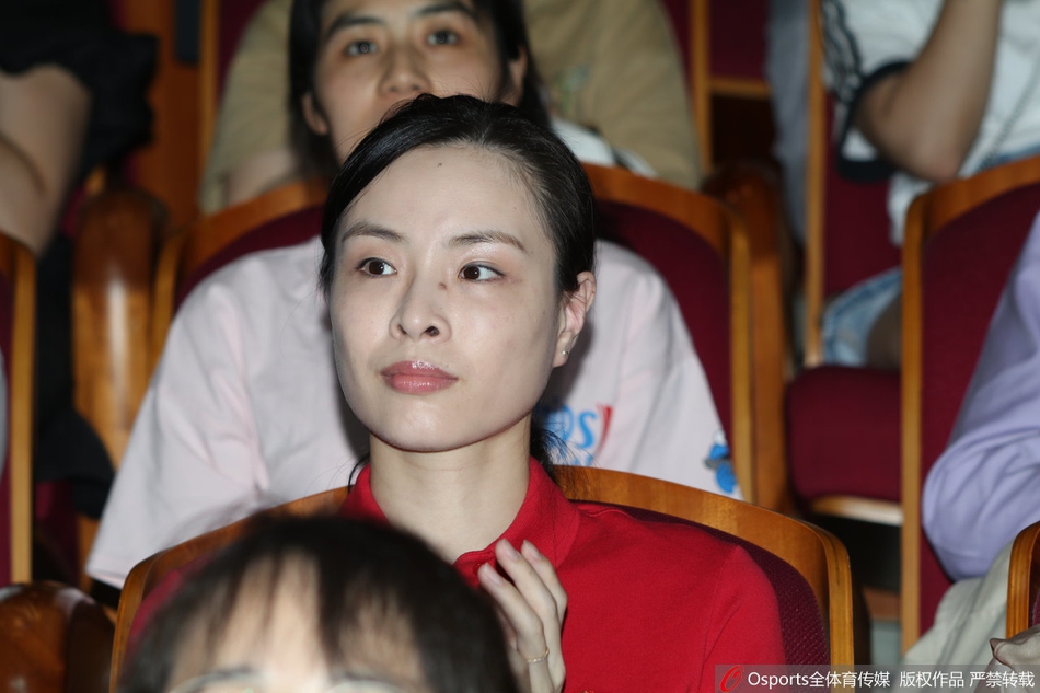 吴敏霞一袭红衣出席活动