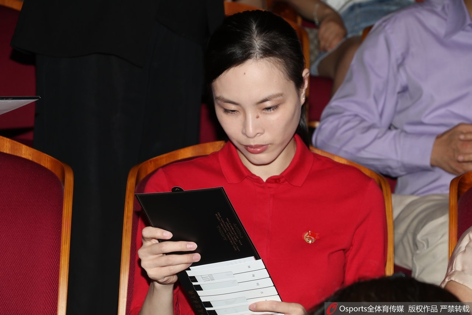 吴敏霞一袭红衣出席活动