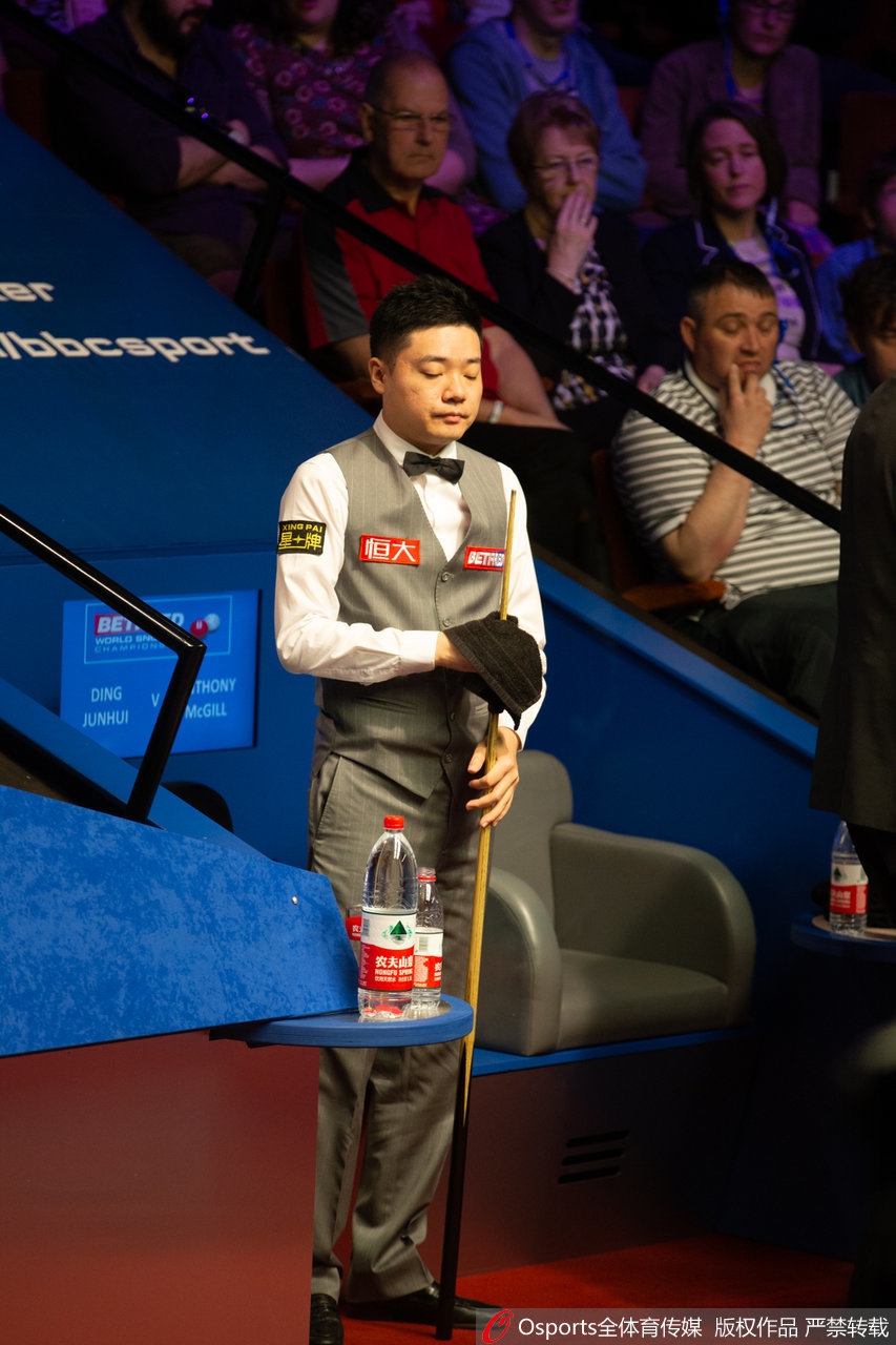 世锦赛丁俊晖10-7淘汰麦克吉尔