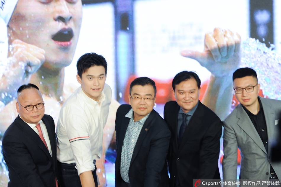 孙杨帅气出席商务活动