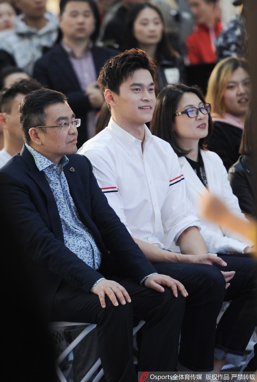 孙杨帅气出席商务活动