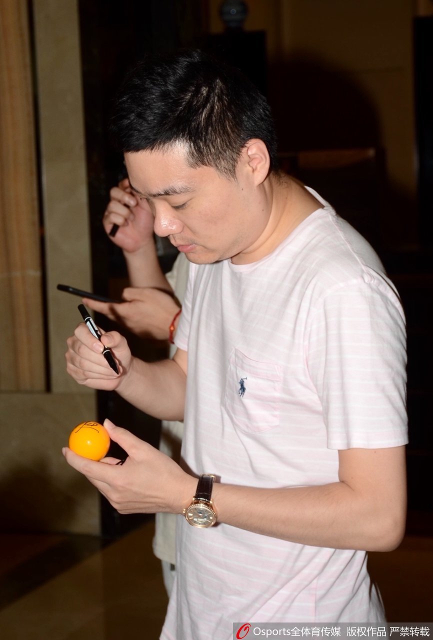 丁俊晖便装现身酒店