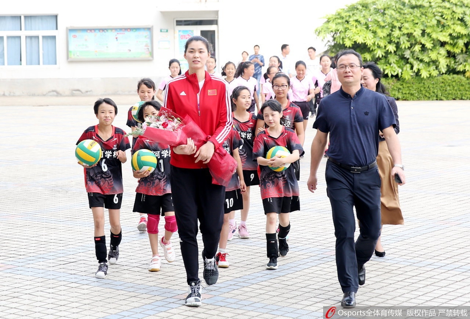 曾春蕾与杜清清参加活动